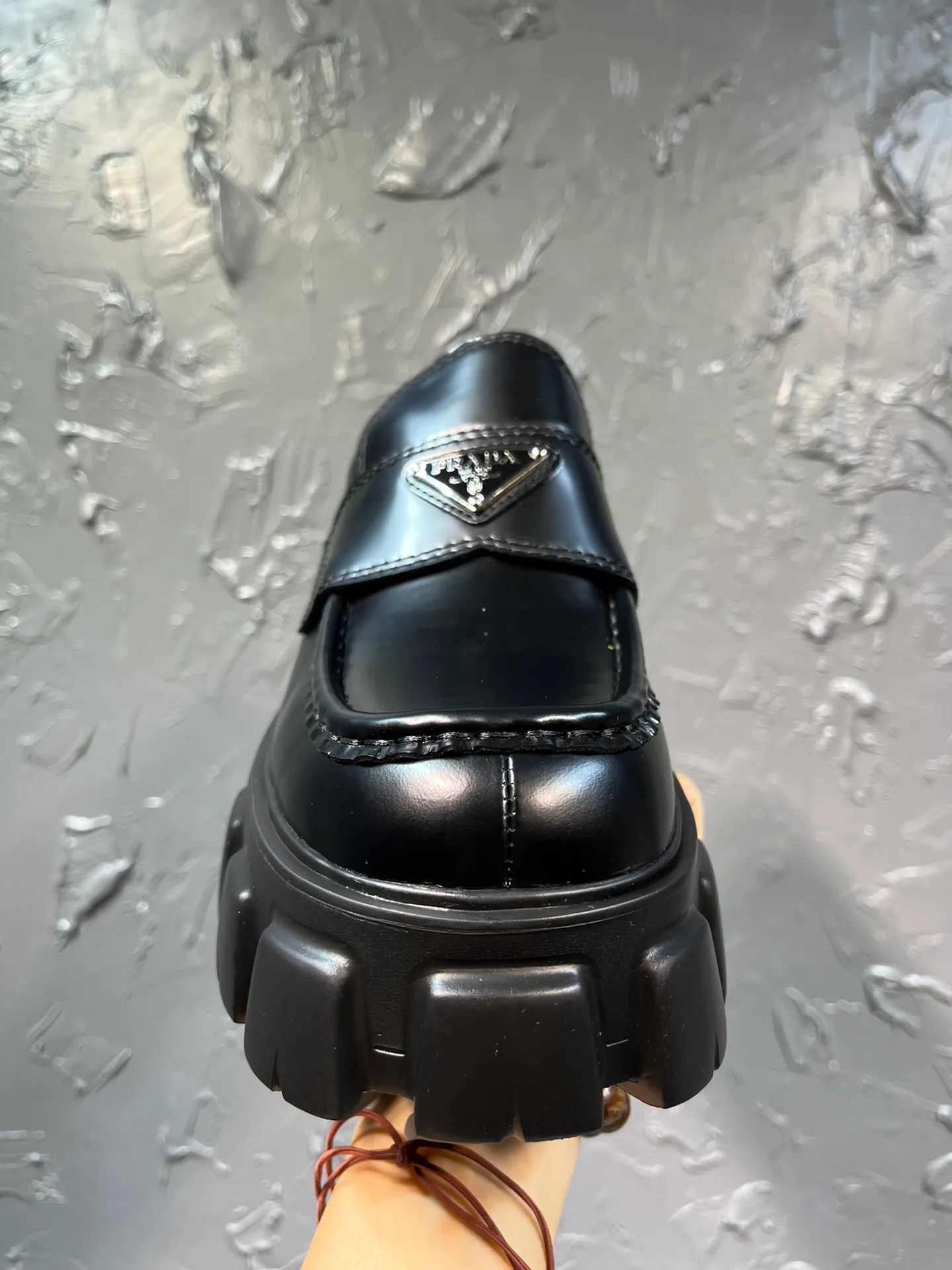 Men's shoes 💰780💰 🔥🔥🔥 Upgraded version of the 2025 new Prada Prada triangular enamel logo, round-head and bold Lofte shoes, developed one-to-one with the original version, one-to-one private molding of the outsole, the fabric is made of imported open edge beads, cowhide lining, cowhide for foot pads, sole height 5cm, original rubber foam sole, code number 39-46
